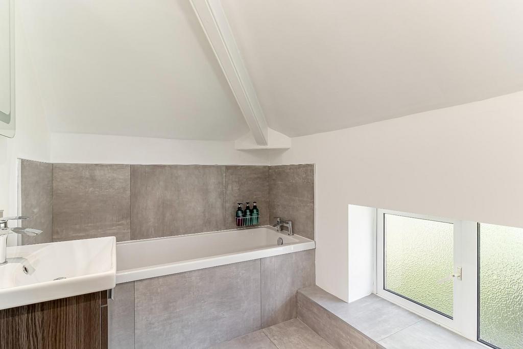 Bedroom 2 Ensuite.jpg