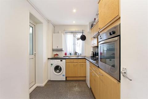 2 bedroom flat for sale, Woodfarrs, London, SE5