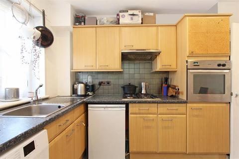 2 bedroom flat for sale, Woodfarrs, London, SE5