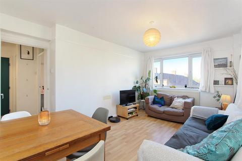 2 bedroom flat for sale, Woodfarrs, London, SE5