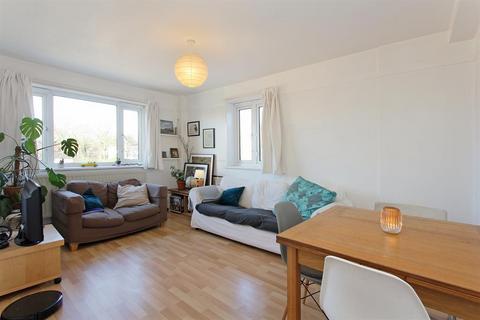 2 bedroom flat for sale, Woodfarrs, London, SE5