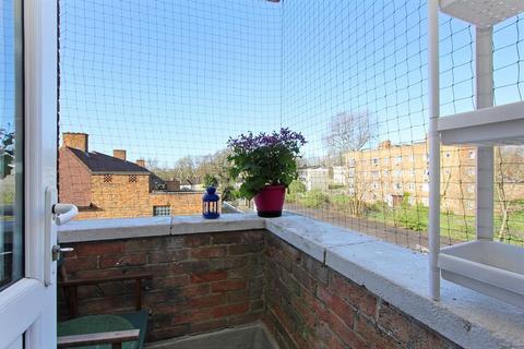 2 bedroom flat for sale, Woodfarrs, London, SE5