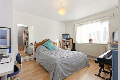 2 bedroom flat for sale, Woodfarrs, London, SE5