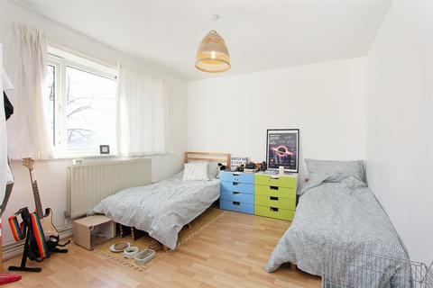 2 bedroom flat for sale, Woodfarrs, London, SE5