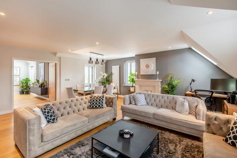 3 bedroom flat for sale, Gibbs Close, Harpenden, Hertfordshire