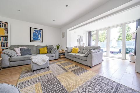 3 Queensmead, Datchet, Slough, SL3 9BW