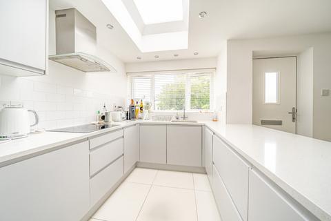 3 Queensmead, Datchet, Slough, SL3 9BW