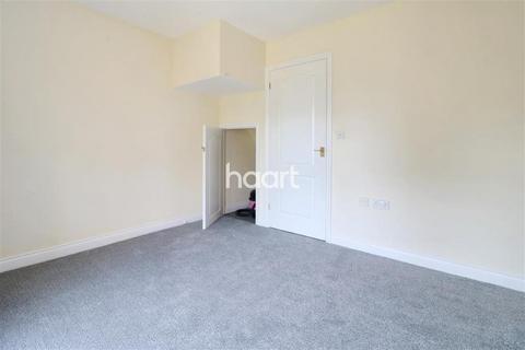 3 bedroom terraced house to rent, Chatsworth Road, Swindon