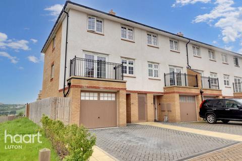 4 bedroom end of terrace house for sale, Armstrong Road, Luton