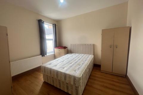 1 bedroom in a house share to rent, Shrewsbury Road Room 2 London E7 8QH