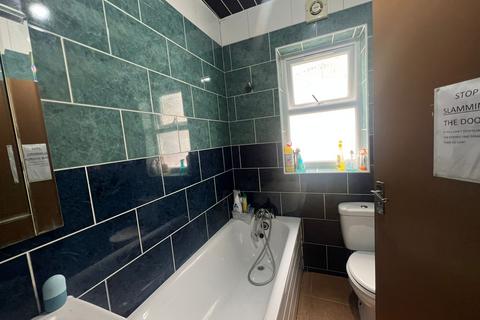 1 bedroom in a house share to rent, Shrewsbury Road Room 2 London E7 8QH