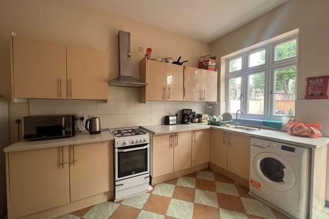 1 bedroom in a house share to rent, Shrewsbury Road Room 2 London E7 8QH
