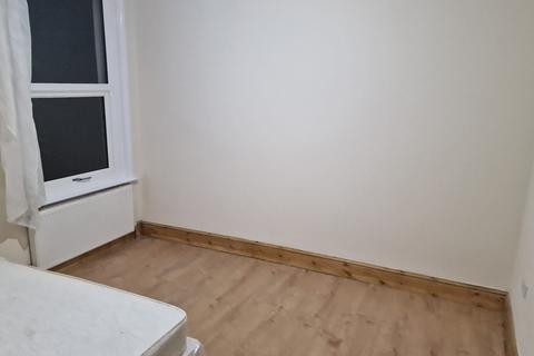 1 bedroom in a house share to rent, Shrewsbury Road Room 2 London E7 8QH