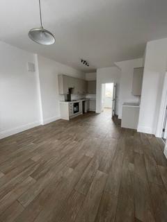 3 bedroom flat to rent, Christchurch Road, Pokesdown