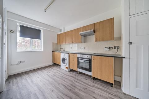 2 bedroom flat to rent, Church Street, Walton-on-thames, KT12