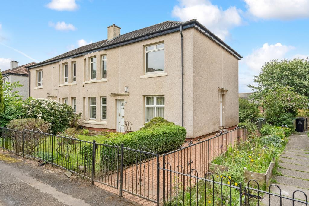 Kestrel Road, Anniesland, Glasgow... 2 bed flat £950 pcm (£219 pw)