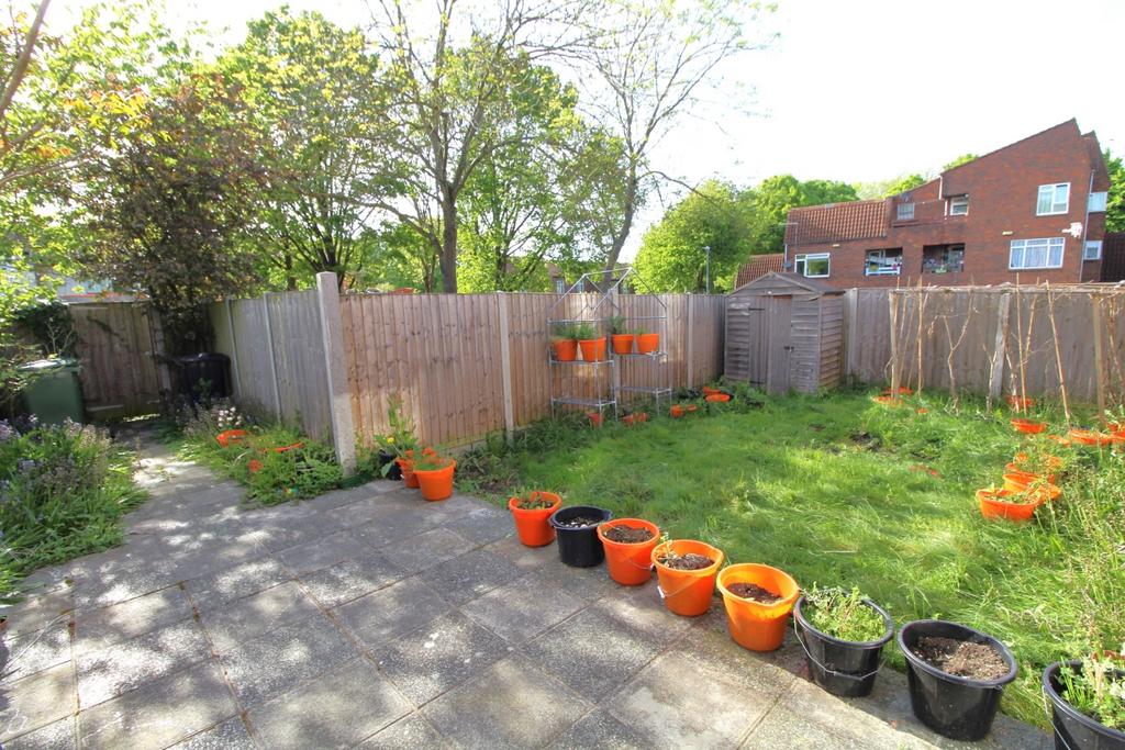 Marden Ash, Basildon, Essex, SS15 2 bed ground floor flat £1,300 pcm