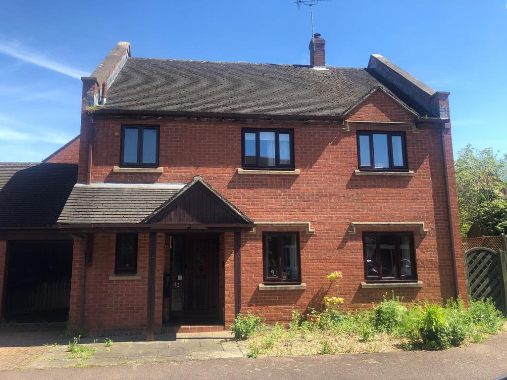 Fishers Field, Buckingham 4 bed link detached house for sale £450,000