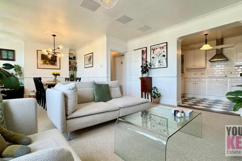2 bedroom flat for sale, Clifton Gardens, Folkestone, Kent CT20 2EF