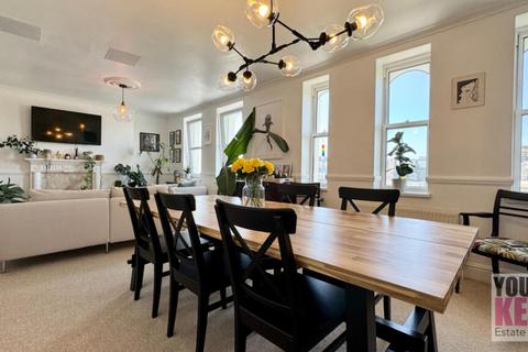 2 bedroom flat for sale, Clifton Gardens, Folkestone, Kent CT20 2EF