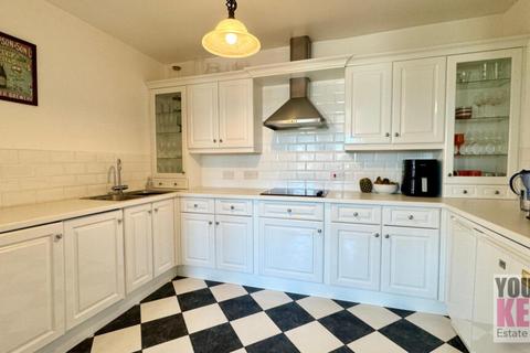 2 bedroom flat for sale, Clifton Gardens, Folkestone, Kent CT20 2EF