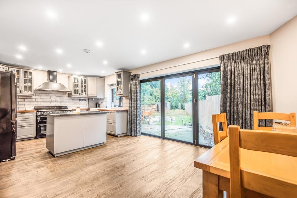 Imperial Way Chislehurst BR7 2 bed house £1,950 pcm (£450 pw)