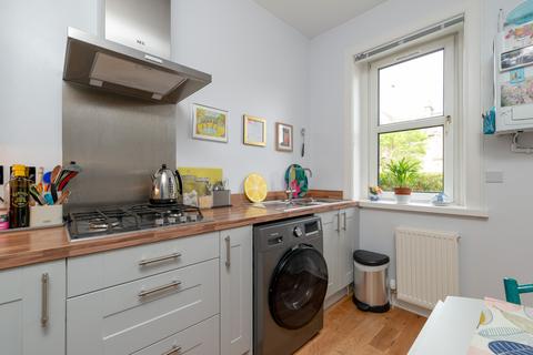 13/2 Granton Road, Edinburgh, EH5 3QJ