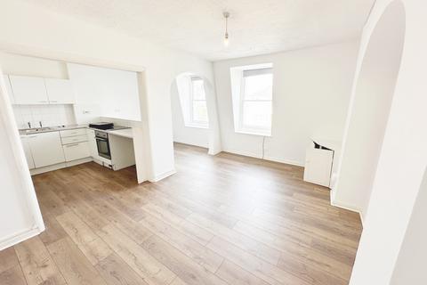 3 bedroom flat to rent, First Avenue, Hove BN3