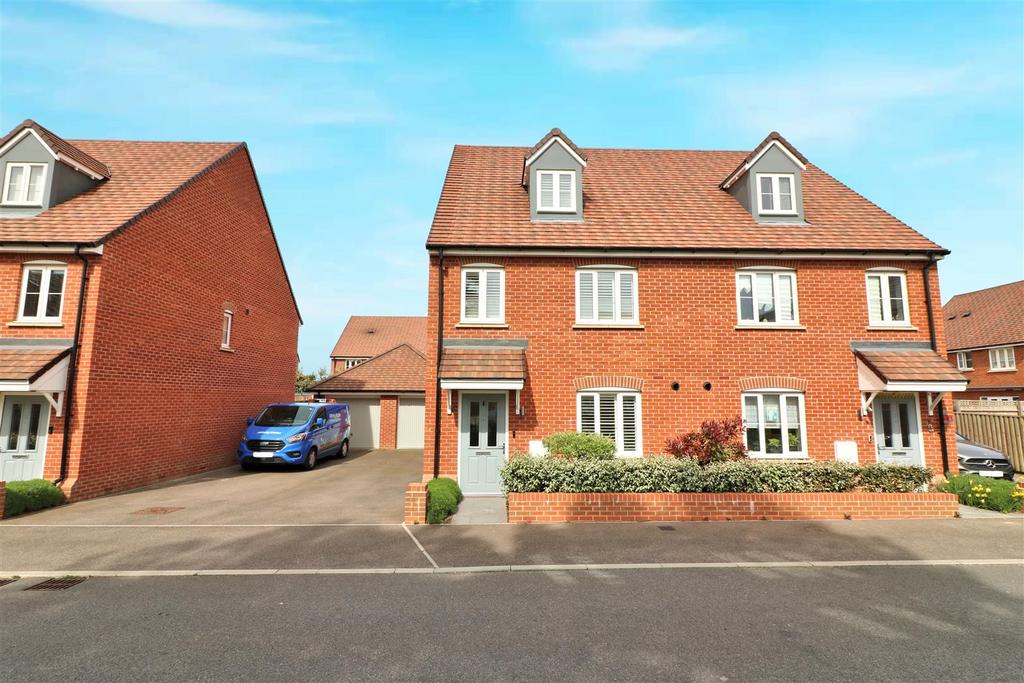 White Cross Drive, Woolmer Green, Hertfordshire,SG3 4 bed semi-detached ...