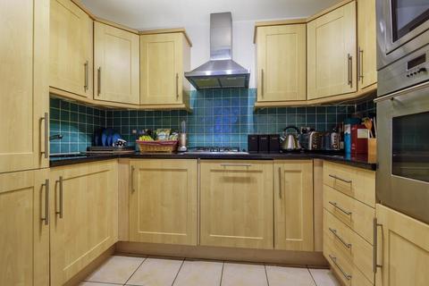 2 bedroom flat for sale, New Southgate,  London,  N11