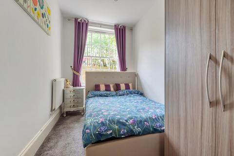 2 bedroom flat for sale, New Southgate,  London,  N11