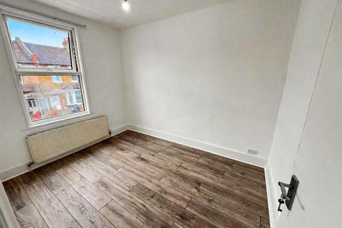 3 bedroom terraced house to rent, Suffolk Road, Enfield