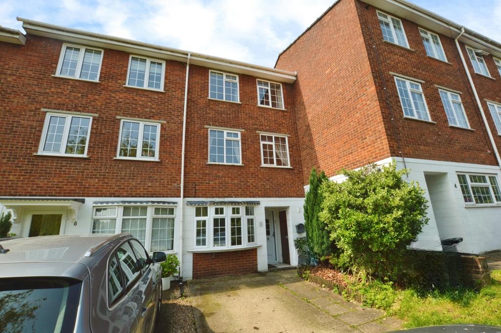 Station Approach Chelsfield BR6 4 bed townhouse to rent £2,250 pcm (£