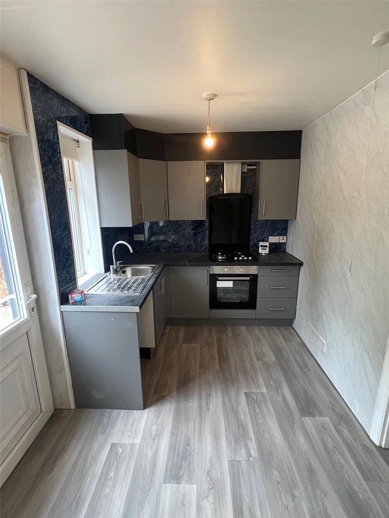 Bunns Lane, Dudley, West Midlands, DY2 3 bed semidetached house £995