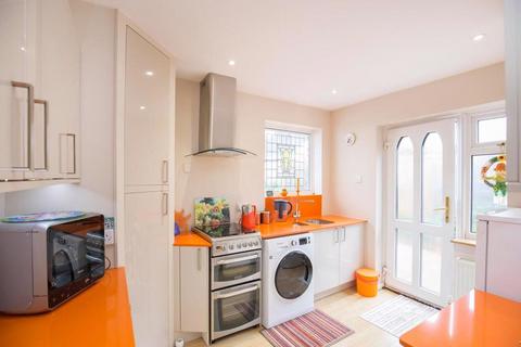 17 Boltons Close, Woking, GU22 8TW