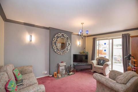 17 Boltons Close, Woking, GU22 8TW