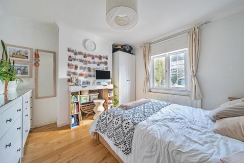 3 bedroom house to rent, Hawks Road, Kingston Upon Thames, KT1