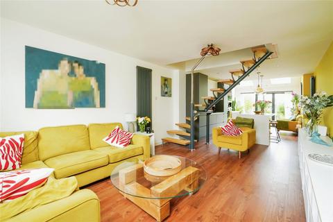 102 Bracken Close, Carterton, OX18 1TG