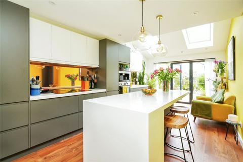 102 Bracken Close, Carterton, OX18 1TG