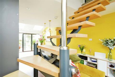 102 Bracken Close, Carterton, OX18 1TG