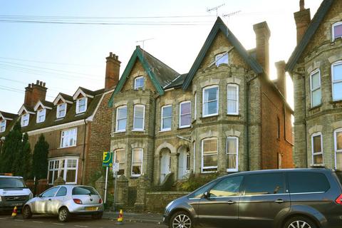 2 bedroom flat to rent, York Road, Guildford, GU1