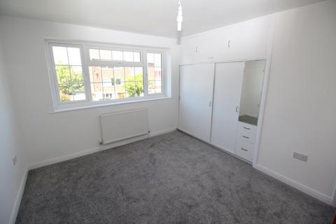 3 bedroom semi-detached house to rent, Kingley Close, SS12