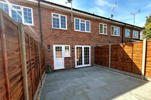 3 bedroom terraced house to rent, Ockenden Road, Woking GU22