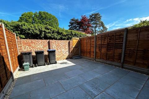 3 bedroom terraced house to rent, Ockenden Road, Woking GU22