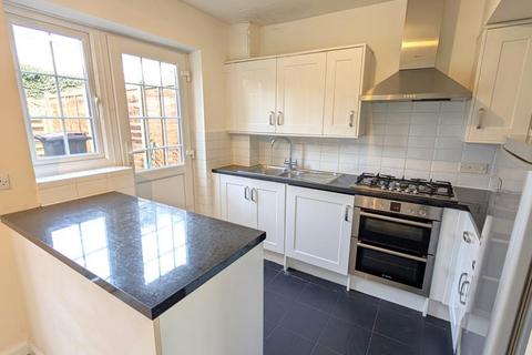 3 bedroom terraced house to rent, Ockenden Road, Woking GU22