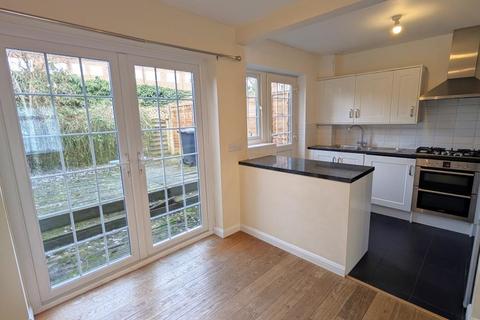 3 bedroom terraced house to rent, Ockenden Road, Woking GU22