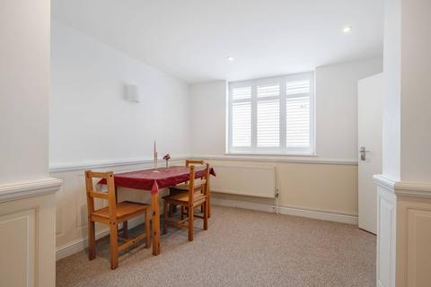 2 bedroom flat to rent, Gorringe Park Avenue, Mitcham, CR4