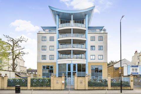 2 bedroom penthouse to rent, Balham High Road London SW17