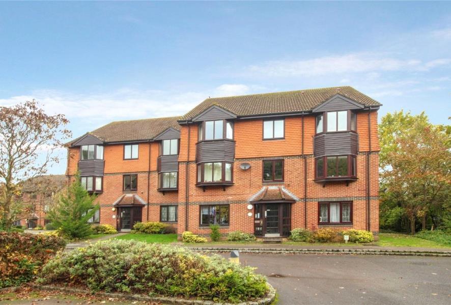 Foxhills, Woking GU21 2 bed apartment to rent £1,200 pcm (£277 pw)