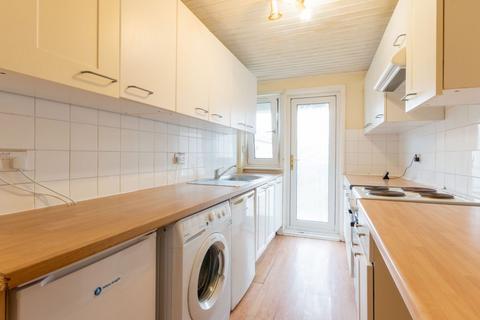 2 bedroom flat to rent, 0955L – Alan Breck Gardens, Edinburgh, EH4 7JF